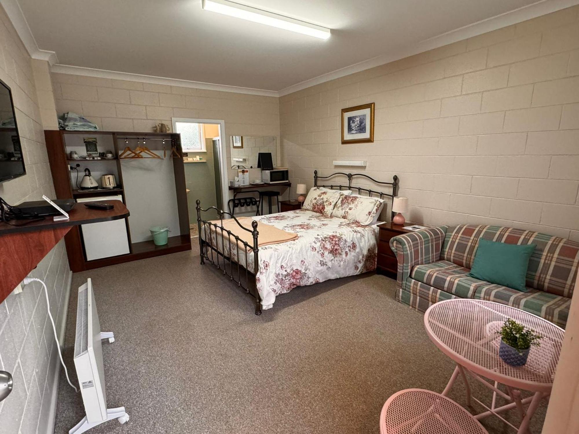 Alpine Country Motel Plus Free Coffee Cooma Exterior photo