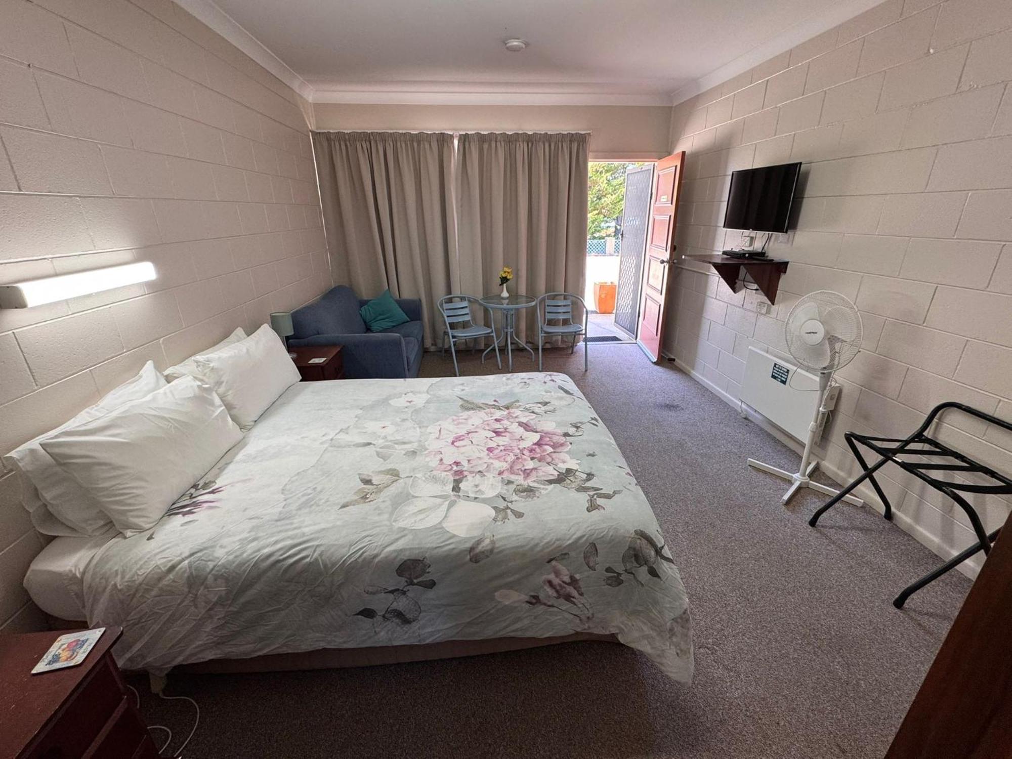 Alpine Country Motel Plus Free Coffee Cooma Exterior photo