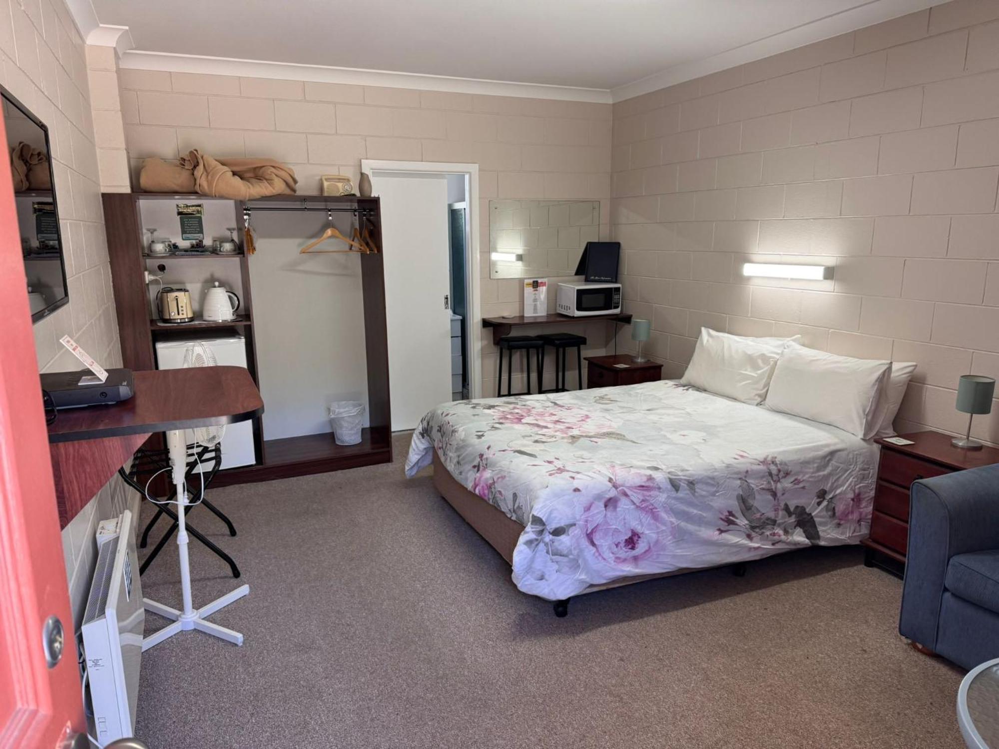Alpine Country Motel Plus Free Coffee Cooma Exterior photo